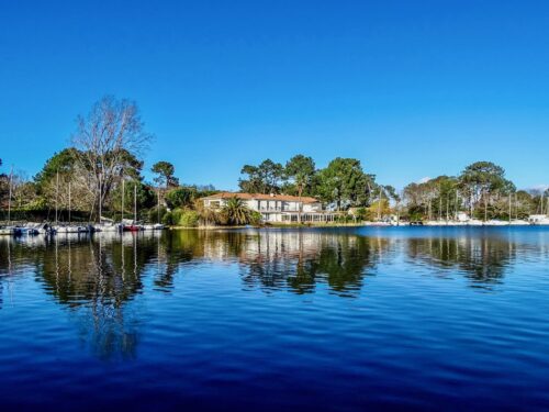 La Caravelle Hôtel Restaurant sur le lac à Biscarrosse La Caravelle Hôtel Restaurant sur le lac à Biscarrosse